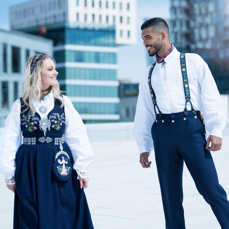 Herrebunad med rød silkevest